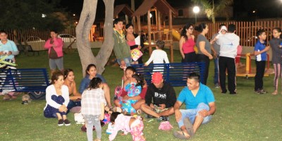 Familias en el parque del Barrio Centenario de Manta. Manabí, Ecuador.