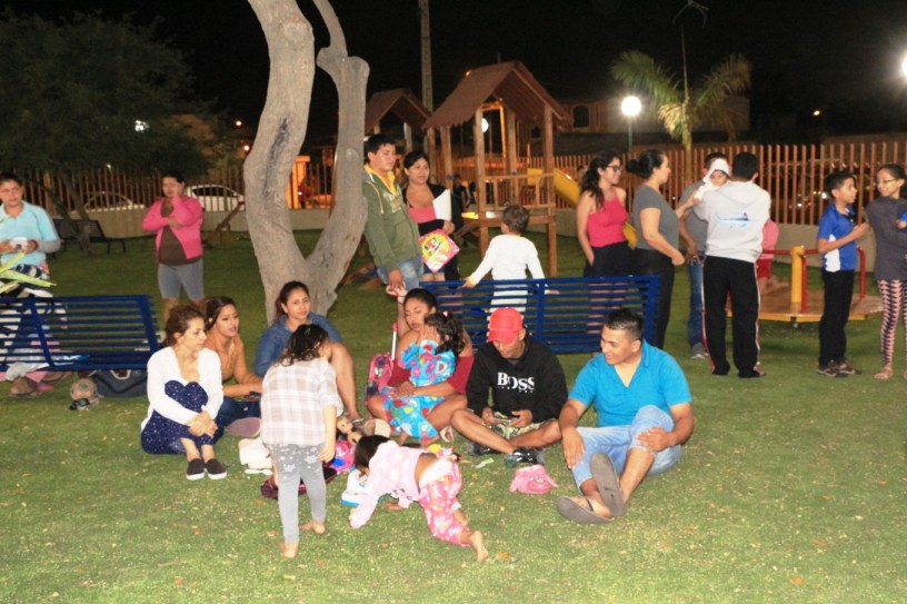 Familias en el parque del Barrio Centenario de Manta. Manabí, Ecuador.