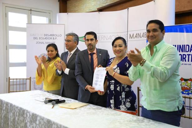 Celebran la suscripción de un convenio de crédito entre la Mancomunidad Municipal de La Estancilla (Manabí) y el Banco de Desarrollo del Ecuador.