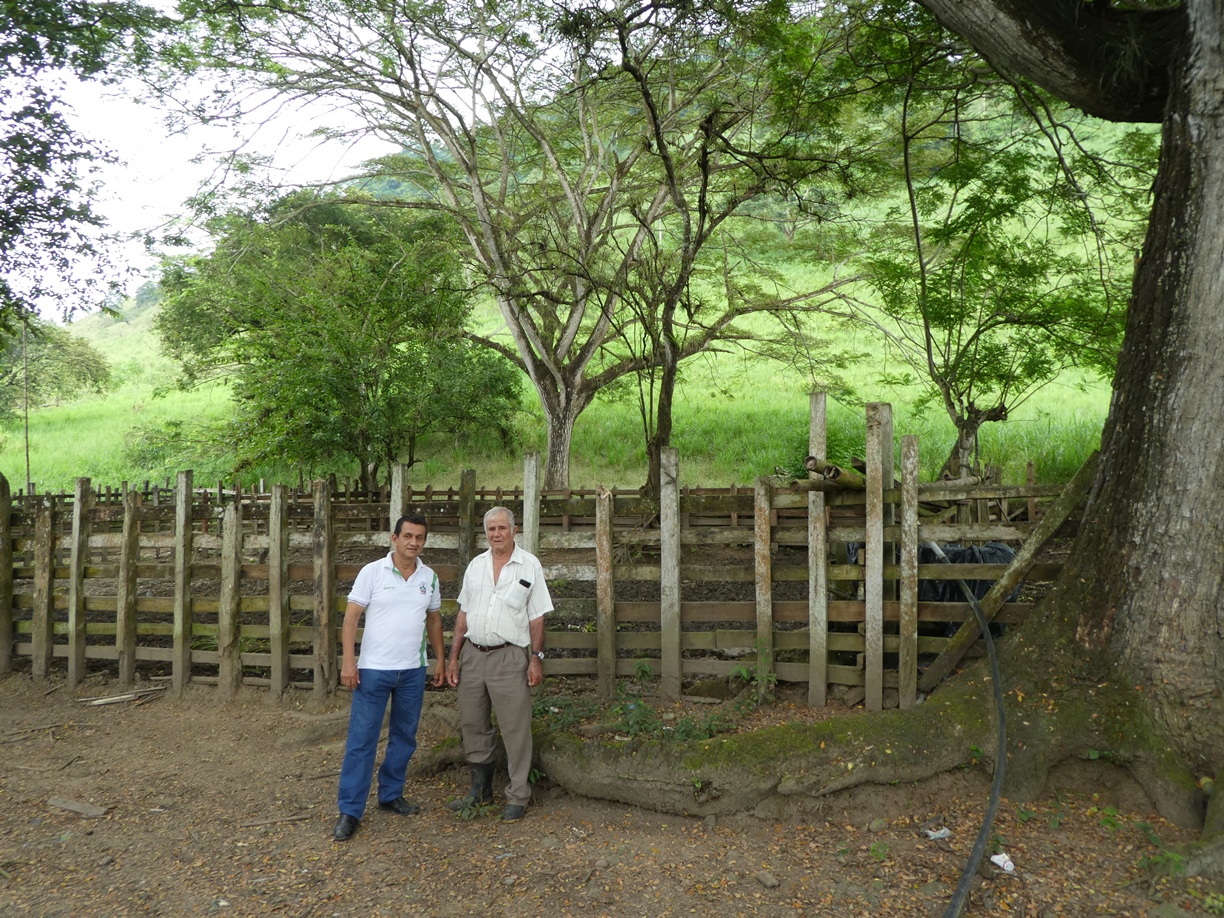 El hacendado Ramón Molina Intriago posa en su propiedad junto al registrador de la propiedad de Chone, abogado Exipión Zambrano Risco (izq.).