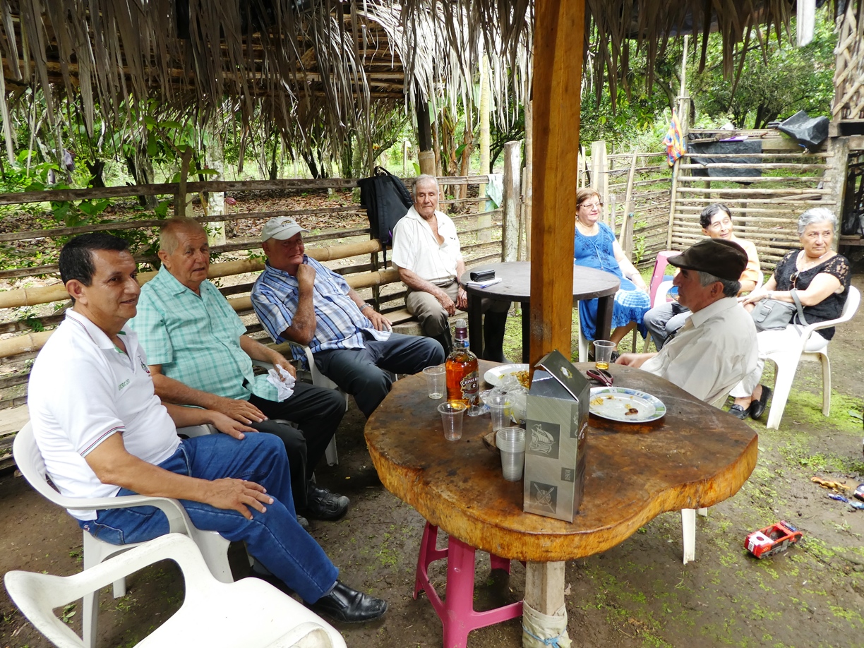 En el sentido de las manecillas del reloj: Abogado Exipión Zambrano Risco, registrador de la propiedad de Chone; Pablo, José, Ramón y Flor Molina Intriago; Rosa y Carmen Risco Intriago; y el abogado Alexander Rodríguez Molina, sobrino de los hermanos Molina Intriago.