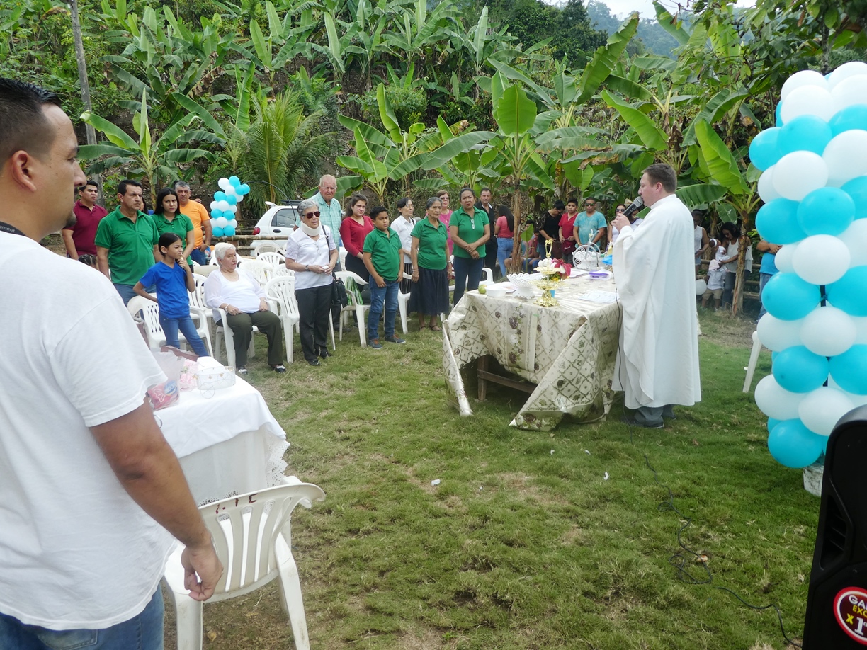 La misa de acción de gracias oficiada por el sacerdote Alfredo Eras, párroco de Santa Rita de Casia