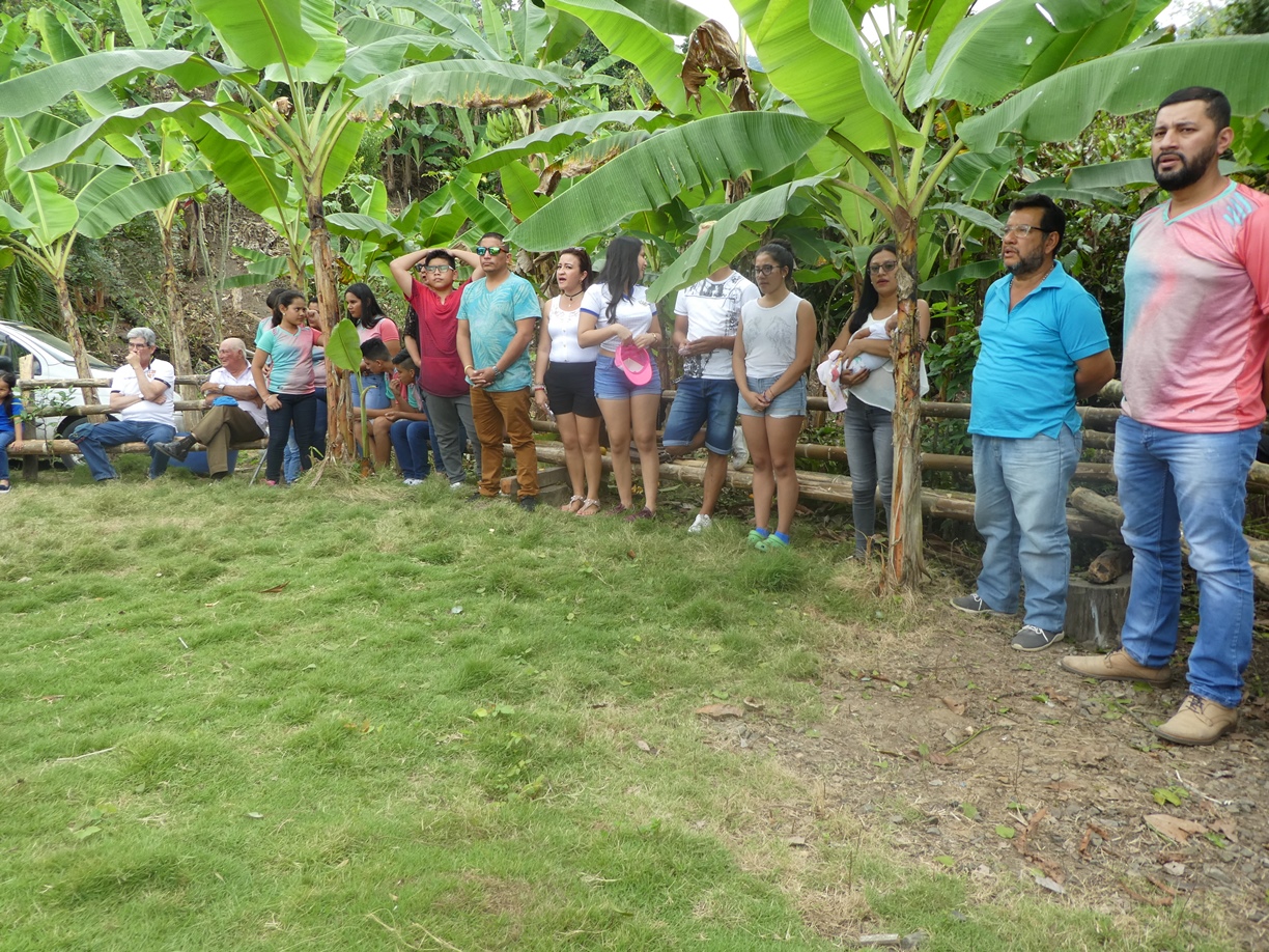 Ambiente alrededor de la casa de hacienda. Parte de los familiares invitados a la celebración, con uno de los oferentes: Héctor Geovanni Zambrano Risco (segundo desde la derecha).