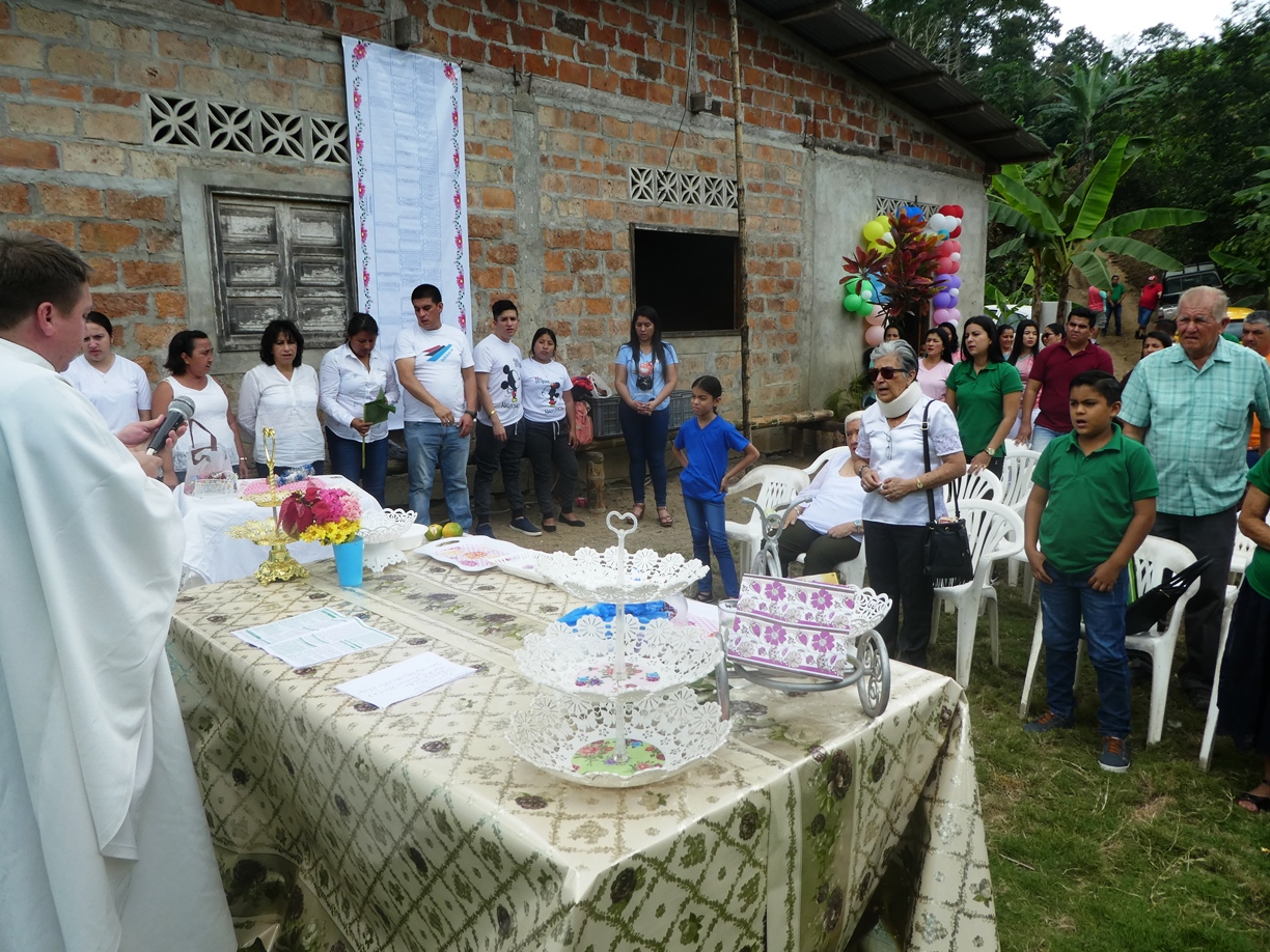 Aspecto del oficio cristiano junto a la casa de hacienda.