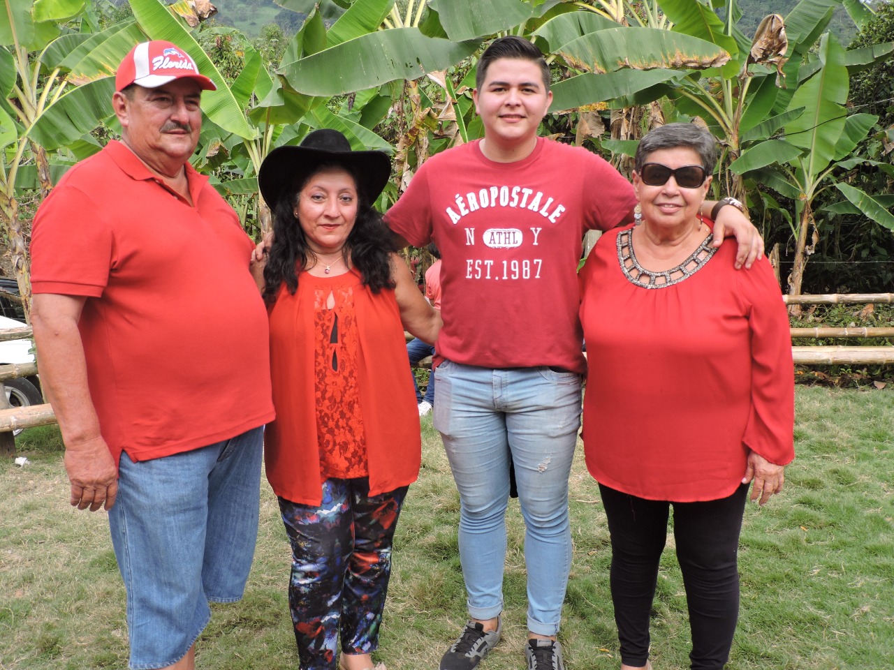 Norma Zambrano Risco (segunda por la izquierda) y su esposo Próspero Zambrano, con el hijo de ambos y la cuñada de la primera.