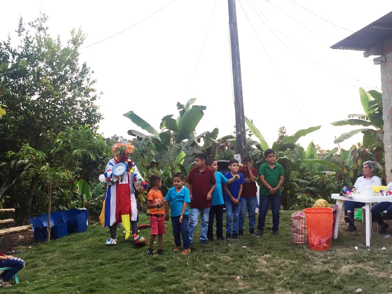 Pulgarcito animando a los niños a jugar.