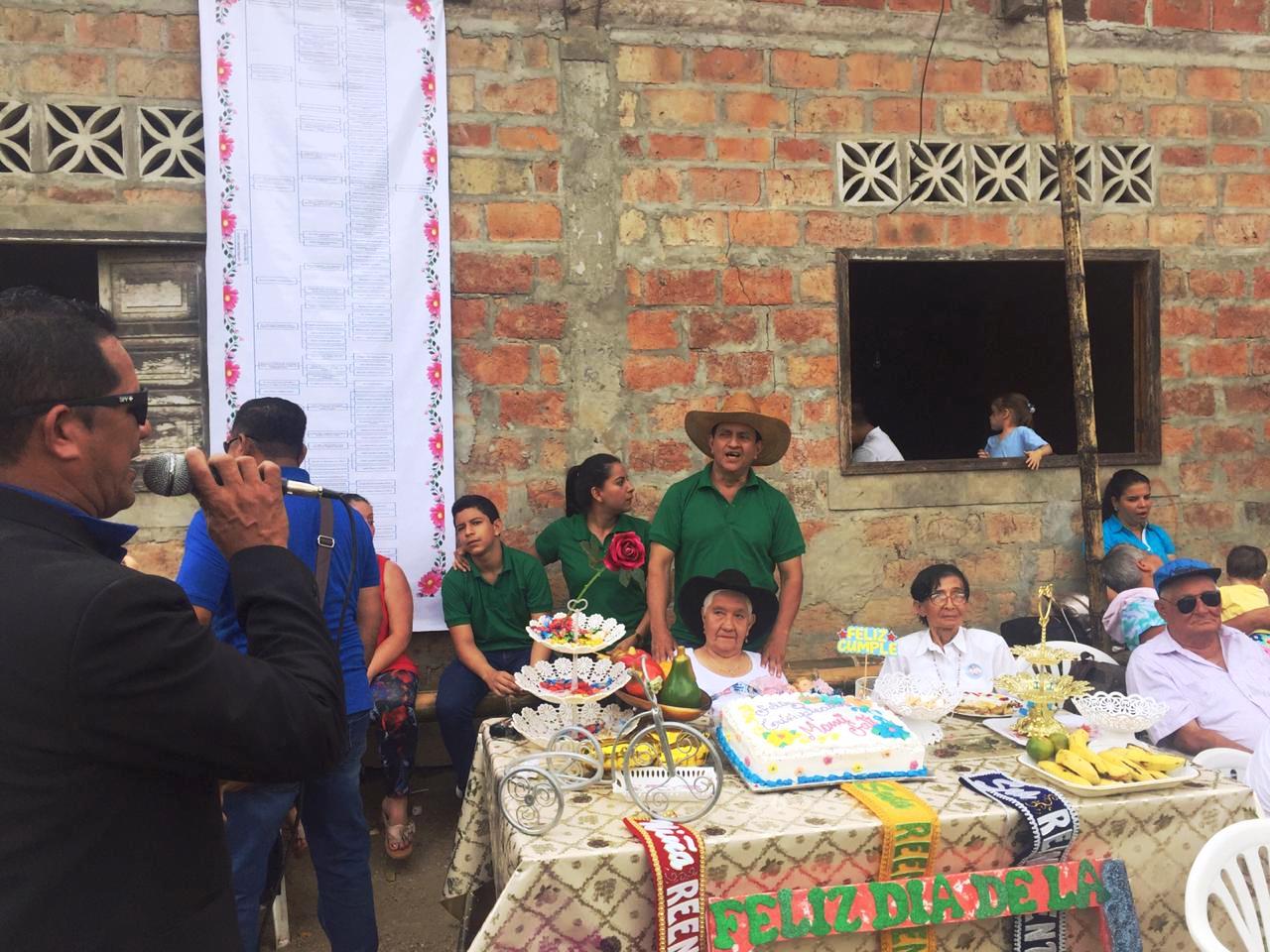 Doña Olga Fátima escucha la serenata entonada por el artista Anthony Barberán.