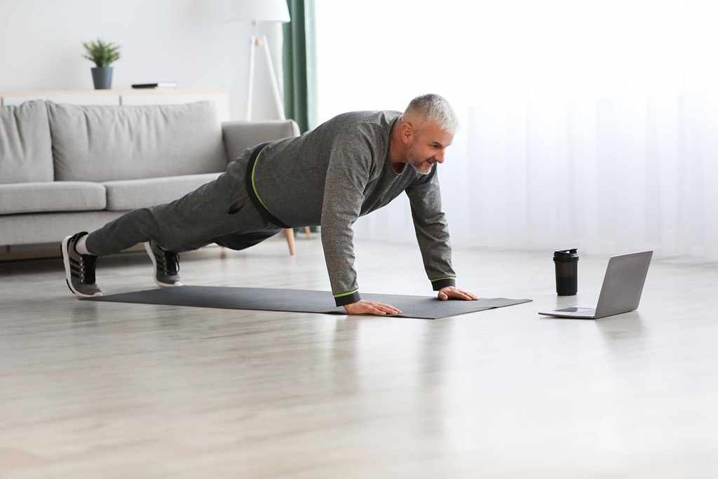 actividad fisica masculina dentro de casa