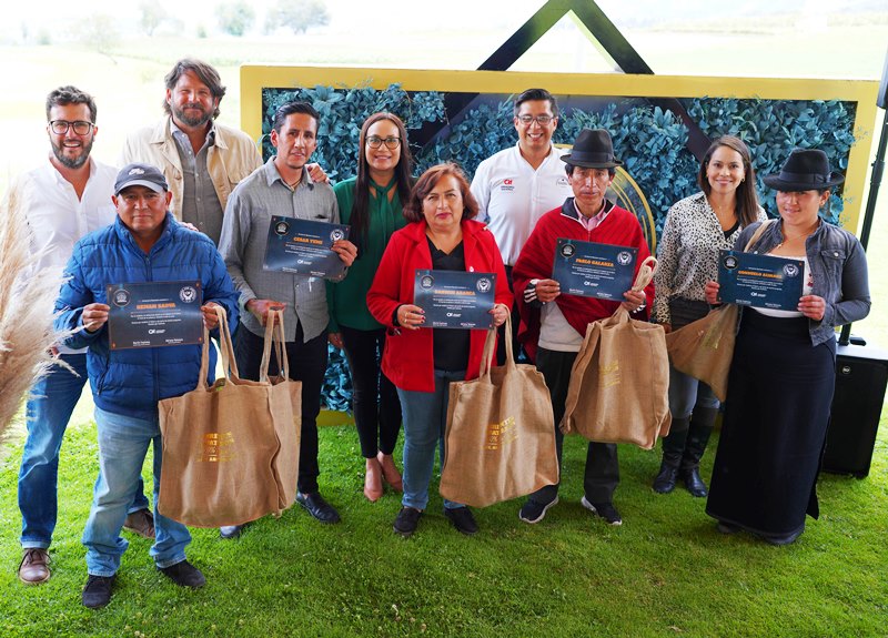 Directivos de CN y autoridades del Gobierno nacional reconocen la dura labor de los agricultores ecuatorianos que hicieron posible la primera cosecha de cebada maltera voyager. / FOTO: CN / MarketGate / Guayaquil