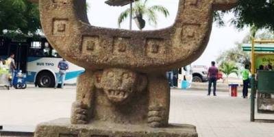Silla manteña auténtica conservada en la ciudad de Manta, Ecuador.