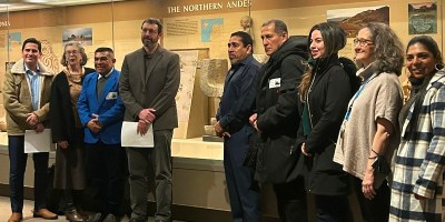 Promotores de la Cultura Manteña posan con especialistas del Museo de Historia Natural en Nueva York. / FOTO: David Ramírez