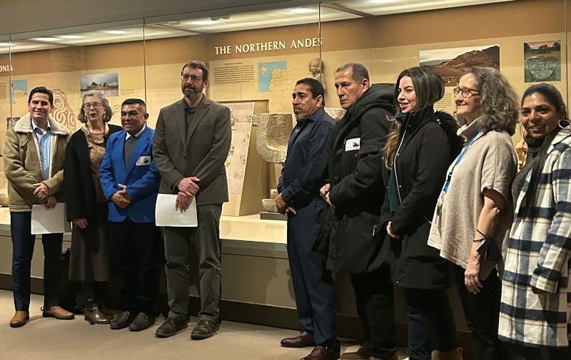Promotores de la Cultura Manteña posan con especialistas del Museo de Historia Natural en Nueva York. / FOTO: David Ramírez