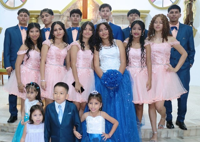 Corte de Honor en la fiesta rosada por los 15 años de María Fernanda Zambrano Franco, en Manta, Ecuador.