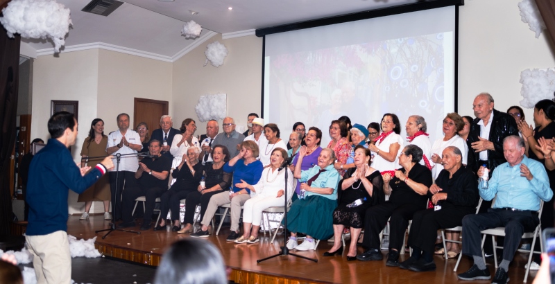 Adultos mayores celebran Navidad y año nuevo en Samborondón. / FOTO: Novavida