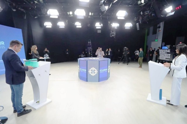 Debate aspirantes a presidir Gobierno del Ecuador. Balotaje 2025. / FOTO: Captura de pantalla