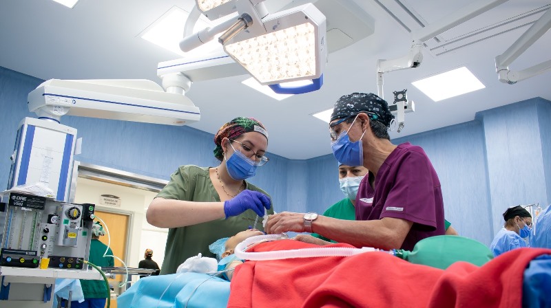 Cirugía labial en quirófano del Hospital General Manta. / FOTO: HGM / IESS