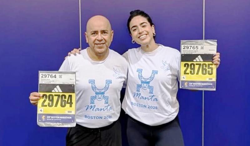 David y Jamilé Ramírez muestran su inscripción para correr el Maratón de Boston 2025. / FOTO: Enviada por David Ramírez / NY