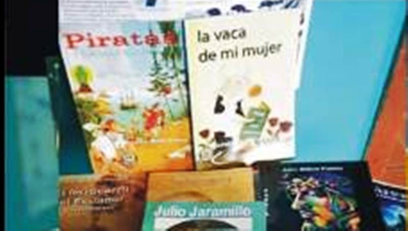 Libros de autores manabitas que participan en exposición librera en Manta. / FOTO; ASESMAN