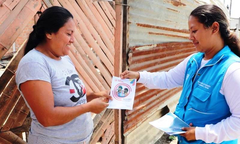 Mujer ecuatoriana recibe un bono de ayuda social. / FOTO: MIES