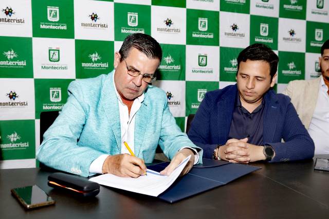 Gobierno cantonal de Montecristi e IESS firmaron acuerdo de pago parcial por deuda del primero. / FOTO: IESS Manabí / Portoviejo