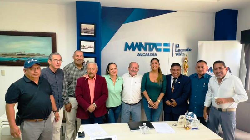 Miembros del Comité Cívico de la Memoria Histórica de Manta, Ecuador. / FOTO: Proporcionada por David Ramírez B.