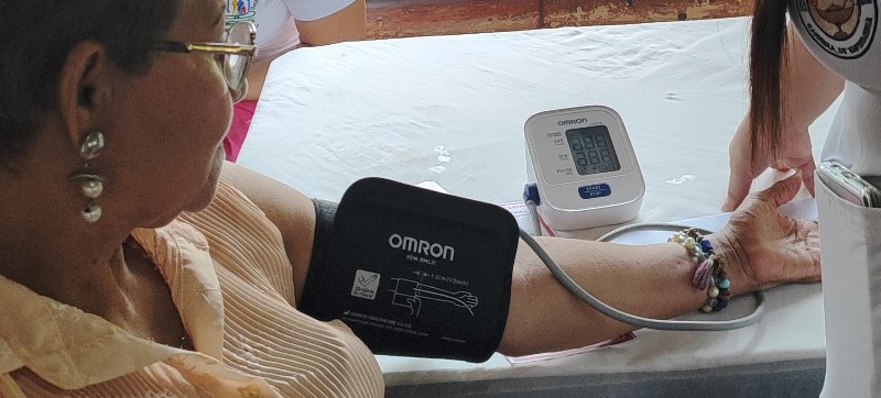 Toma de presión arterial. / FOTO: Hospital General Portoviejo, Ecuador