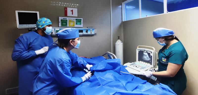 Médicos de Hospital General Portoviejo (Ecuador) realizan biopsia renal en paciente asegurado por el IESS. / FOTO: HGP