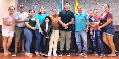 Escuela de Canto dirigida por el maestro Tito Diego Macías. / FOTO: Proporcionada por Cecilia Pinoargote de Sánchez / Manta, Ecuador