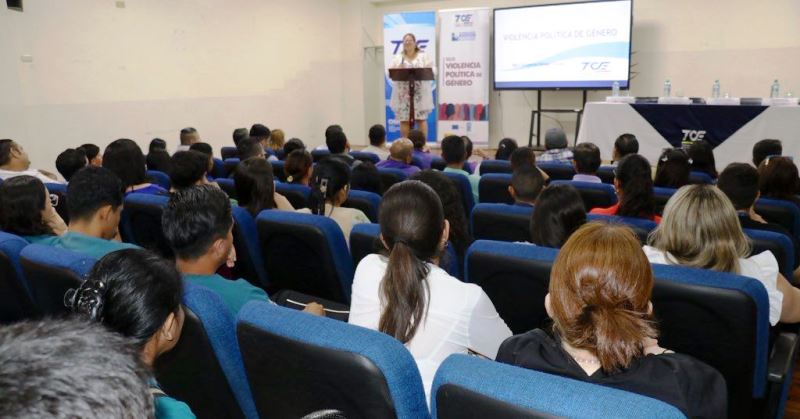 Charla contra violencia política por género. / FOTO: CNE Manabí / Portoviejo