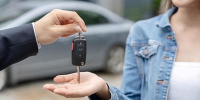 Una joven recibe las llaves de su primer automóvil. / FOTO: Terpel Ecuador / Guayaquil