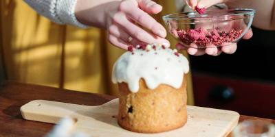 Acabado de un postre artesanal hecho con ingredientes saludables. / FOTO: Vita Alimentos, Quito