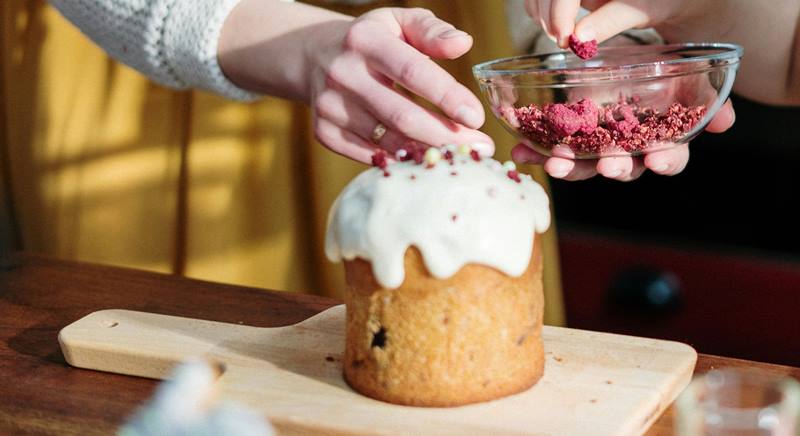 Acabado de un postre artesanal hecho con ingredientes saludables. / FOTO: Vita Alimentos, Quito