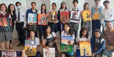 Alumnos de planteles de Manta en taller de pintura desde el Quijote, por Víctor Cedeño.