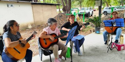 Guitarristas de la tercera edad hacen música en Hospital General Portoviejo. / FOTO: HGP - IESS Manabí, Portoviejo