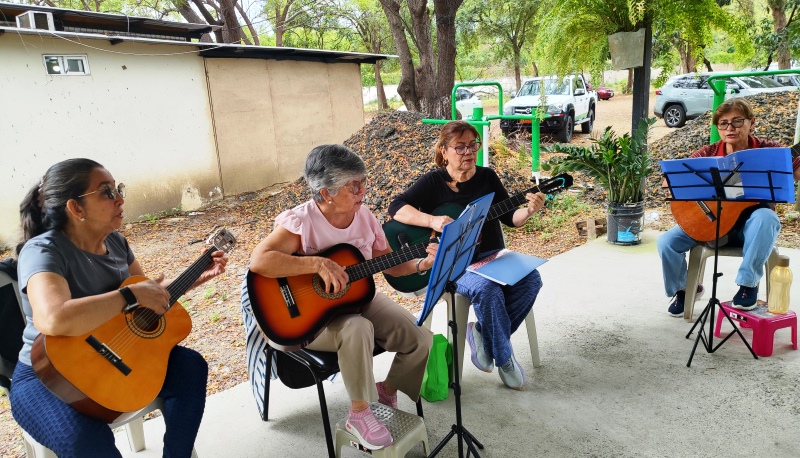 Guitarristas de la tercera edad hacen música en Hospital General Portoviejo. / FOTO: HGP - IESS Manabí, Portoviejo