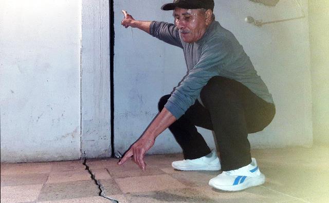 Señala daños que construcción del IESS causa en vivienda, ciudad de Portoviejo. / FOTO: J. Gines