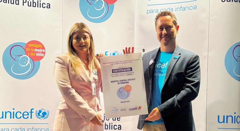 Mostrando la certificación ESAMyN para el Hospital General Docente de Riobamba, Ecuador. / FOTO: UNICEF Ecuador