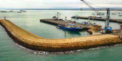 Rompeolas en el puerto marítimo de Manta. / FOTO: TPM