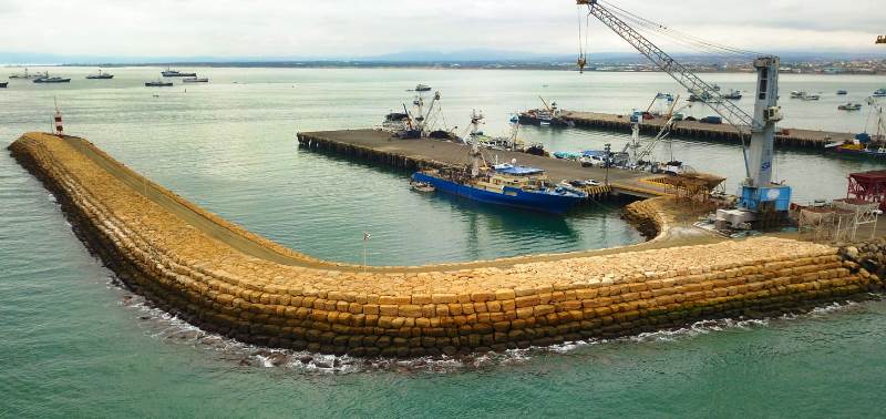 Rompeolas en el puerto marítimo de Manta. / FOTO: TPM
