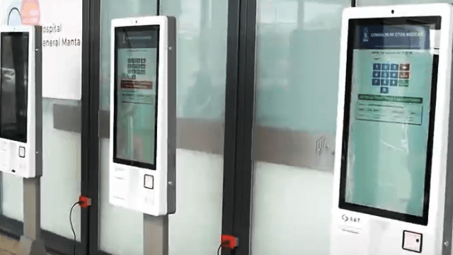 Dispensadores automáticos de turnos (turneros) en Hospital General Manta. / FOTO: HGM / IESS Manabí