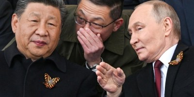 Líderes Putin y Xi Jinping dialogan en Pekín. / FOTO: Web OraInfo (Tomada del banco de imágenes de Google)