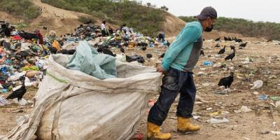 Trabajador dedicado a recoger basura reciclable en lugares públicos de Manta, Manabí. / FOTO: Ichthion Ecuador