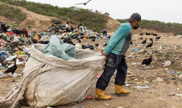 Trabajador dedicado a recoger basura reciclable en lugares públicos de Manta, Manabí. / FOTO: Ichthion Ecuador