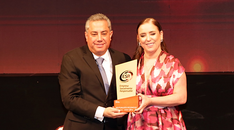 Juan Carlos Alarcón, gerente general de Mutualista Pichincha, aceptando la distinción empresarial de CERES. / FUENTE: Mut. Pich. / Quito