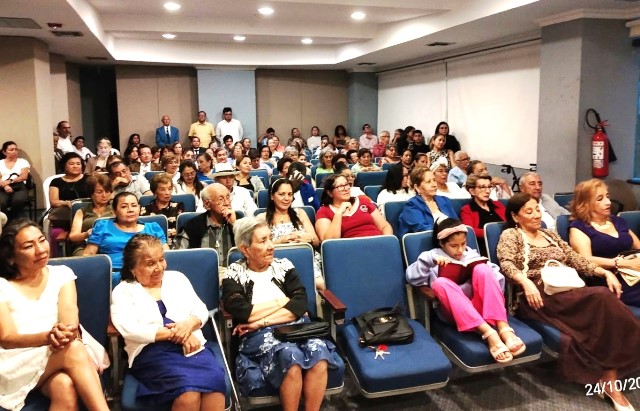 Invitados a presentación de poemarios de hermanas Mendoza en MCCM. / FOTO enviada por Vladimir Zambrano G.