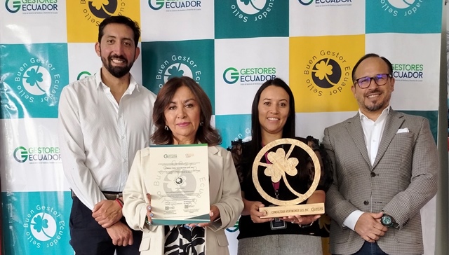 Otorgantes y receptores del premio a las buenas prácticas de manejo de desechos electrónicos en Ecuador. / FUENTE: Vertmonde / Quito
