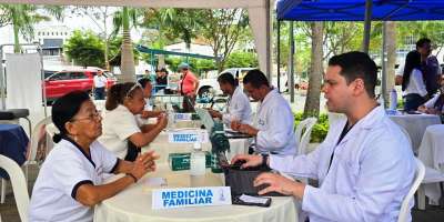 Brigada médica en el Parque Las Vegas de la ciudad de Portoviejo. / FUENTE: IESS Manabí