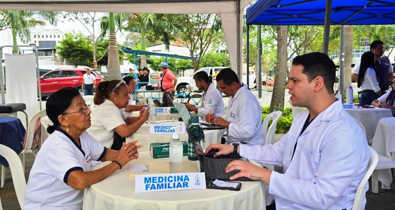 Brigada médica en el Parque Las Vegas de la ciudad de Portoviejo. / FUENTE: IESS Manabí
