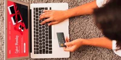 Ordenando compras por medio de internet. / FUENTE: Equifax Ec.