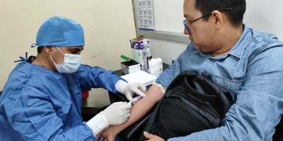 Tomando sangre de un paciente para examen de laboratorio. / FUENTE: HGP / Manabí
